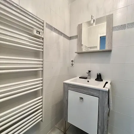 Beautiful T2 Large Terrace Near Center & Sea *