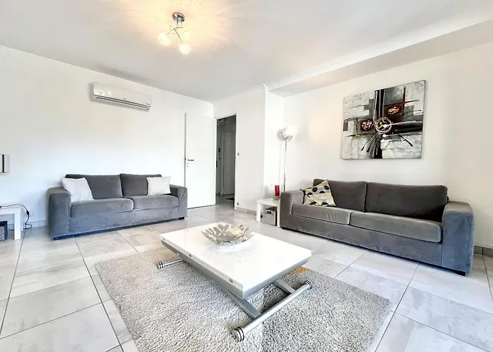 Apartman Beautiful T2 Large Terrace Near Center & Sea *