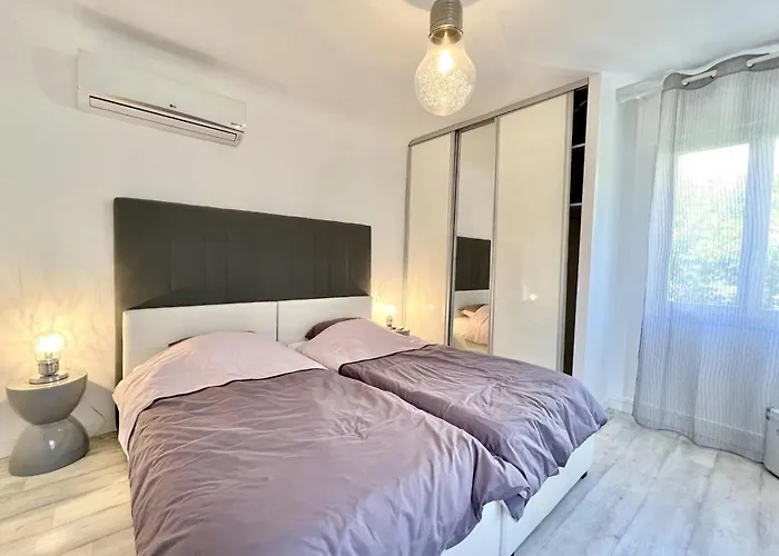 Apartman Beautiful T2 Large Terrace Near Center & Sea *